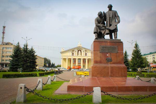Памятник Е.А. и М.Е. Черепановым